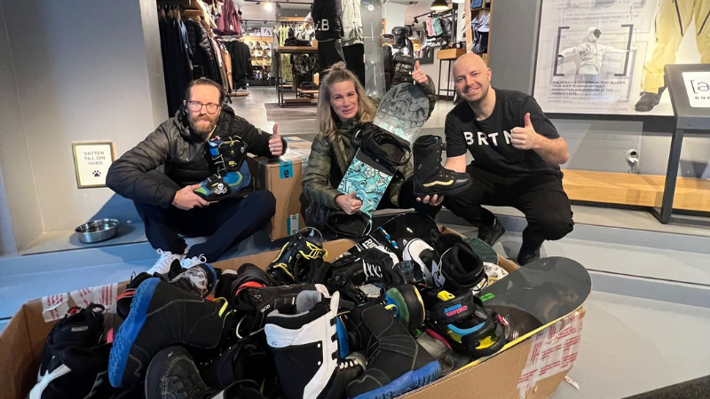 Alla på snö hämtade all utrustning som skänkts av snowboardälskare och Burton. Foto: SSF.