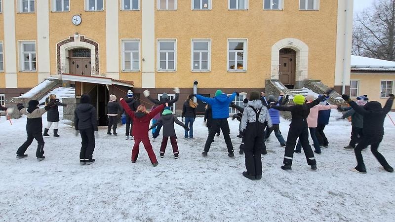 Elever hoppar krysshopp på skolgården