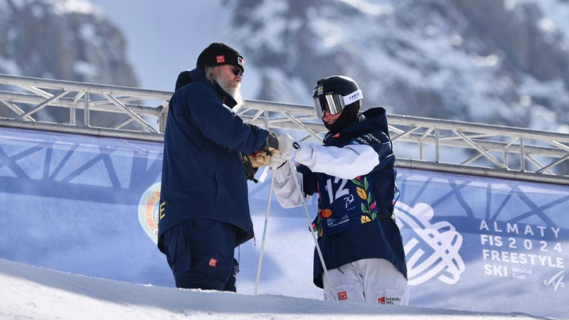 Tränare Lasse Fahlén och Rasmus Stegfeldt. Foto: FIS. 