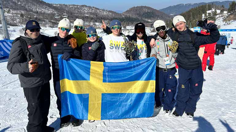 Det svenska freeski och snowboardgänget på ungdoms-OS i Bakuriani, Georgien. Jonas Wilhelmsson, Mille Kåhrström, Luna Ekroth, Estrid Fahlén, Victor Knutsen, Morten Grape, Theo Thorén och Harry Berggren Dabrowski. Foto: Christine Andrén, SOK.