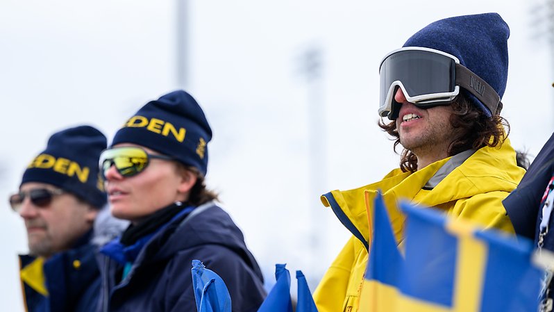 Lagkamraterna Martin Nordqvist (t.v.) och Henrik Harlaut (t.h.) var på plats och hejade på Jesper under finalen. Foto: Bildbyrån.