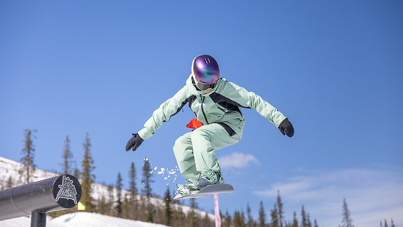 Isa Lindgren Stålnacke tog hem totalsegern i klassen Tjej Ungdom Snowboard. Foto: Magnus Emlén. 