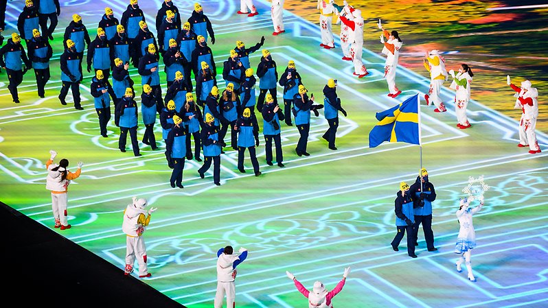 Under OS-invigningen 2022 var Oliwer Magnusson, tillsammans med hockeyspelaren Emma Nordin, Sveriges fanbärare. Foto: Bildbyrån. 